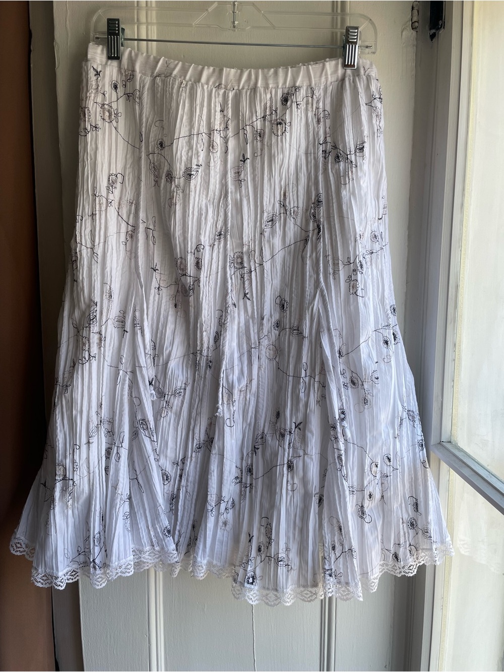 Noc Noc | Vintage White Floral Embroidered Crinkle Midi Skirt